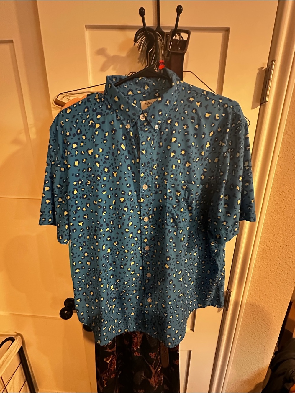 crown & ivy Blue Leopard-Print Short Sleeve Button-Down Shirt